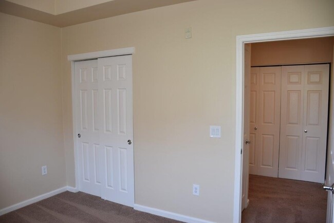 Building Photo - 2 Bedroom 3rd floor unit in Guard Gated Pa...