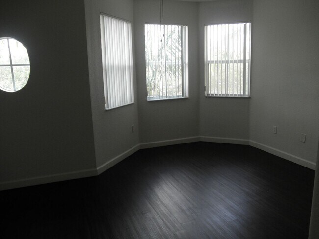 Building Photo - Shoma Townhomes