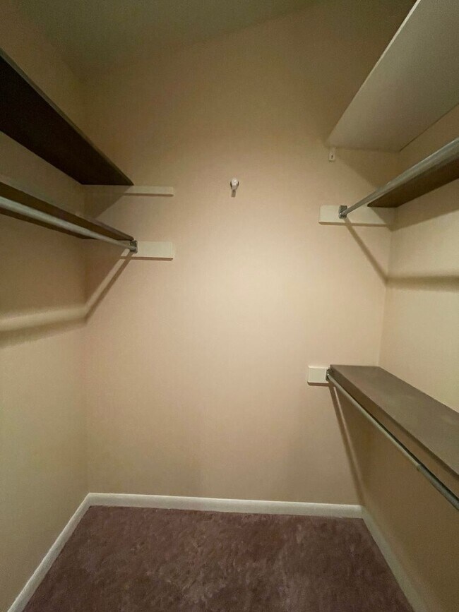 Building Photo - Glenview Hills HUGE 3 Bedroom 2.5 Bath Hom...