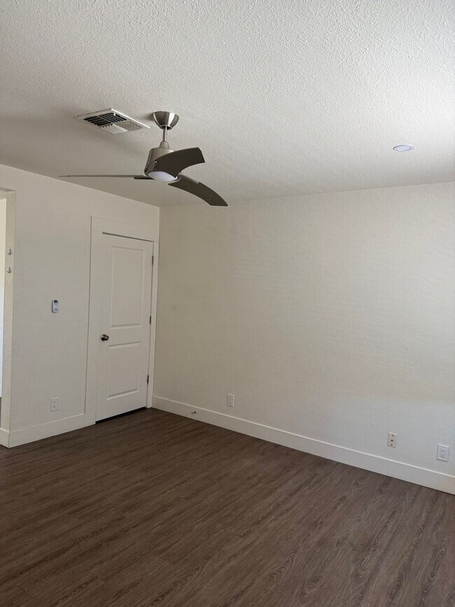 Building Photo - TRI PLEX in midtown..1 bedroom 1 bath with...