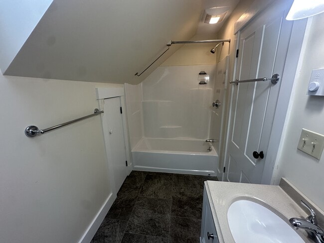 Building Photo - 799 River Rd