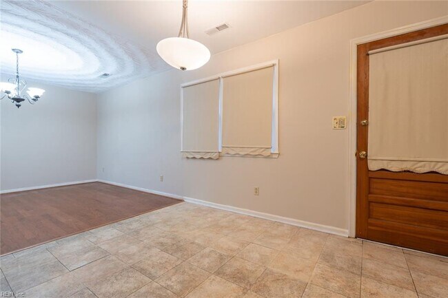 Building Photo - 3100 Norway Pl