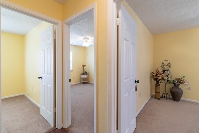 Building Photo - Charming 3 bedroom 2 bath home available soon!!