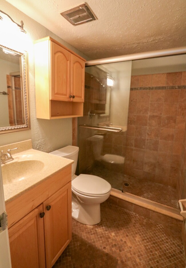 Building Photo - First-floor 1-bedroom, 1.5-bath condo in  ...