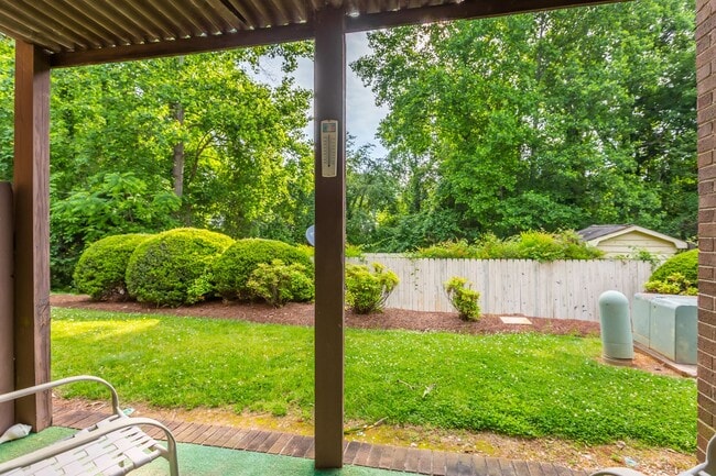Building Photo - Great 2 Bedroom Available End Of July
