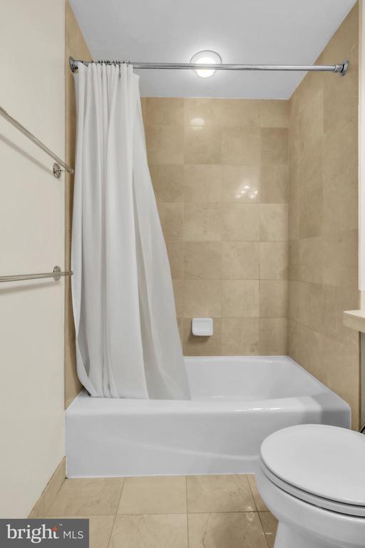 Building Photo - 400 S Broad St