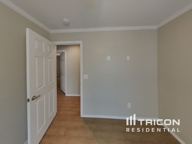 Building Photo - 9837 N 48th Ave