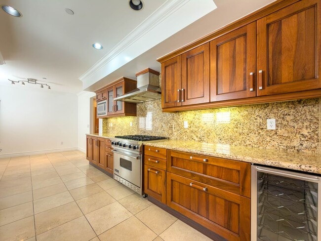 Building Photo - Spacious 3BR Condo with Luxury Finishes in Brentwood!