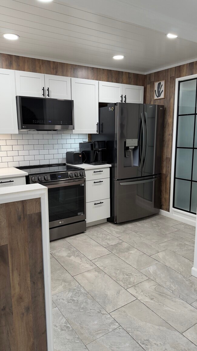 Building Photo - 651 Seaview Ct