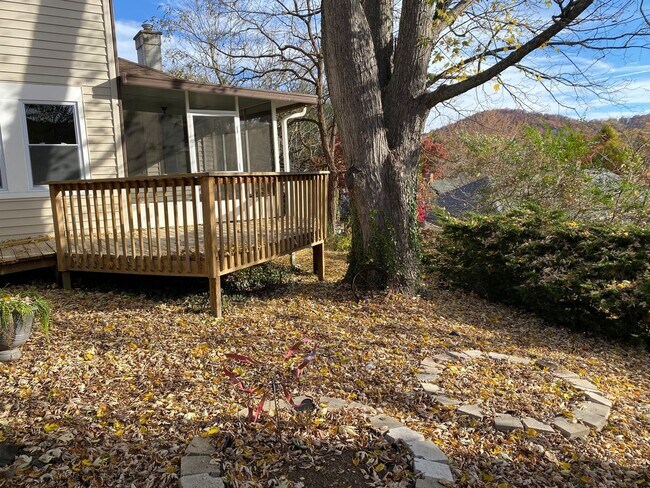Building Photo - 40 Larchmont Rd