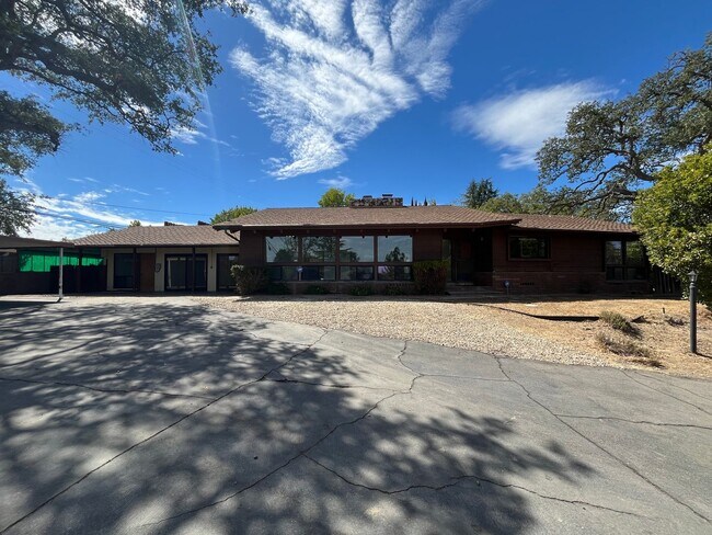 Building Photo - 420 Fairview Ln