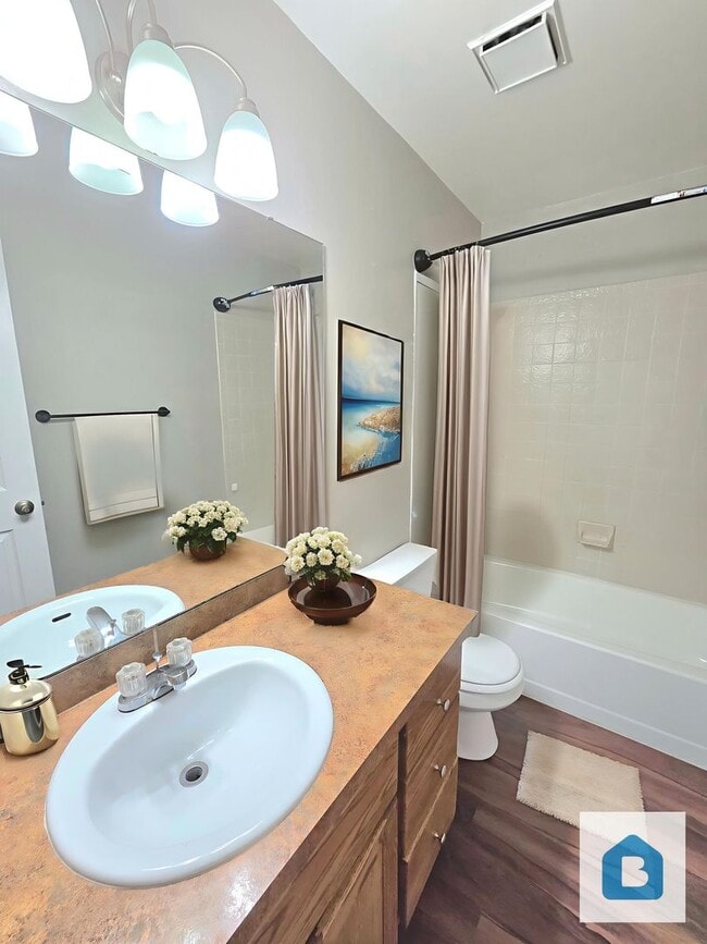 Building Photo - Large 2 Bedroom Apartment with Peak Views!