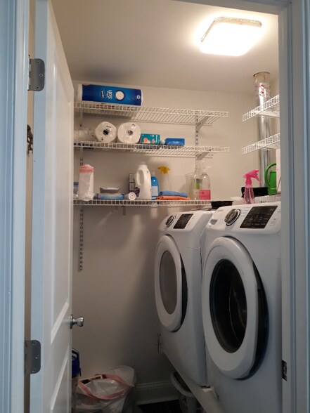 Building Photo - 2000 Waters Edge Dr