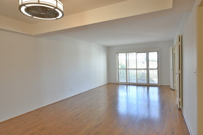 Building Photo - Sharp, Bright and Tranquil 2 Bedroom 2 Bath Condo in the Villages Community!