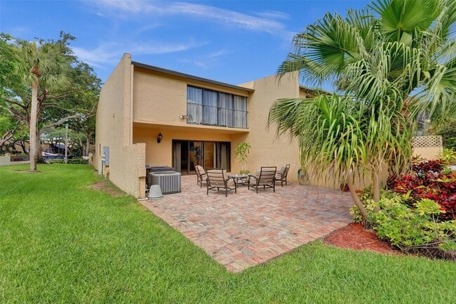 Building Photo - 700 E Coco Plum Cir