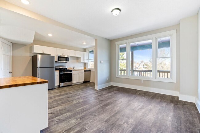 Building Photo - Completely Renovated 3 Bed/1 Bath Home - C...