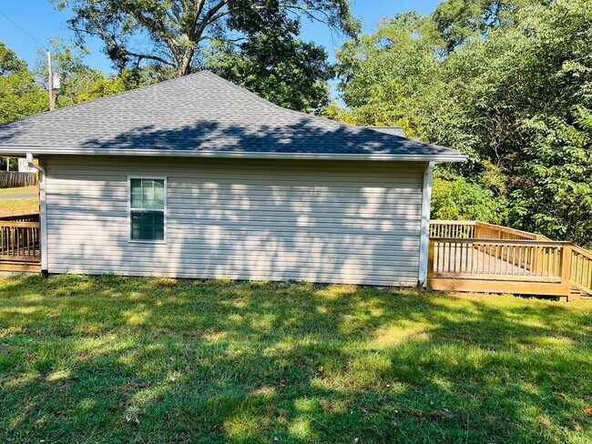 Building Photo - Beautifully renovated, 2 bed, 2 full bath,...