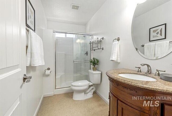 Building Photo - 3 Bedroom 2.5 Bath, 3 Car Garage w/Gorgeous Exterior