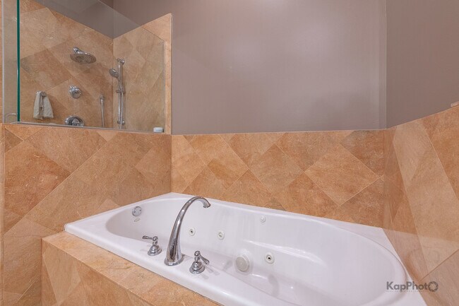 Building Photo - 1148 W Monroe St