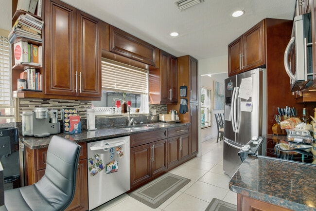 Building Photo - 3875 Circle Lake Dr