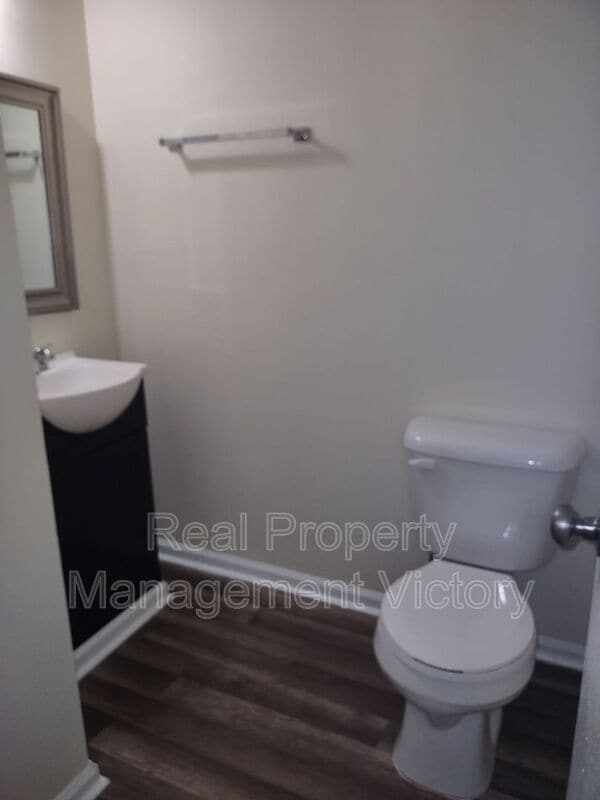 Building Photo - 1758 6th Pl NW