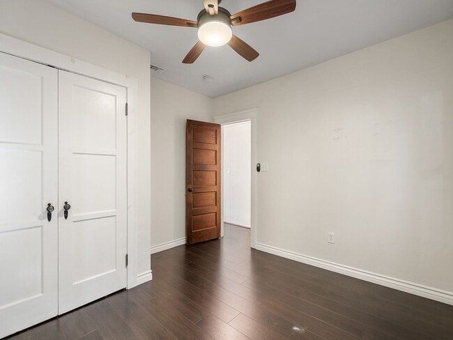 Building Photo - 2624 E 8th St