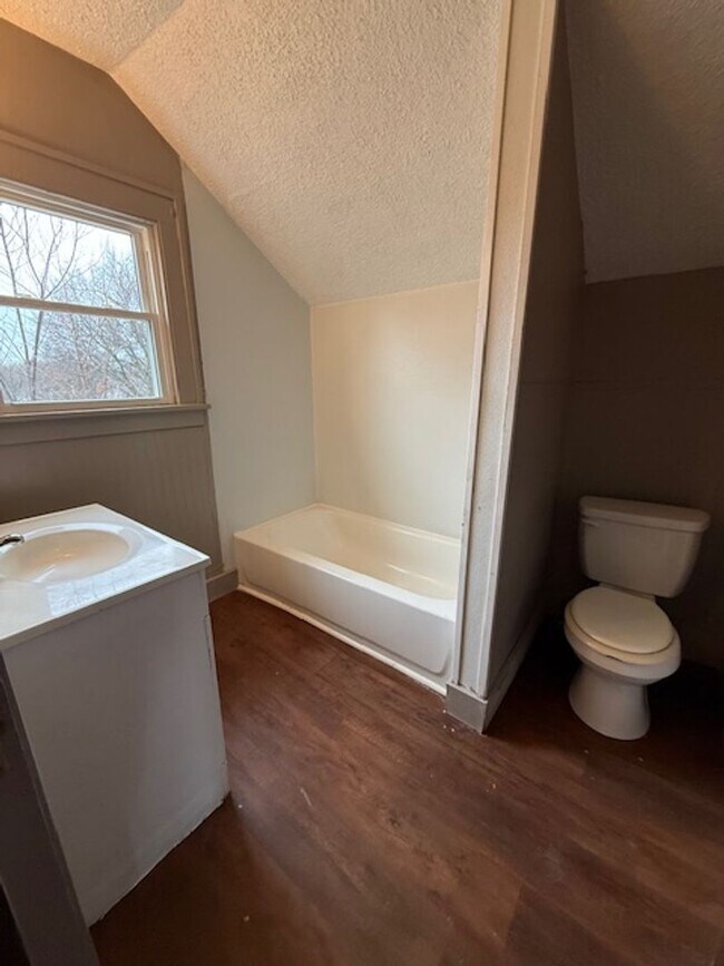 Building Photo - 3 Bedroom / 1 Bath house with Garage in Peoria