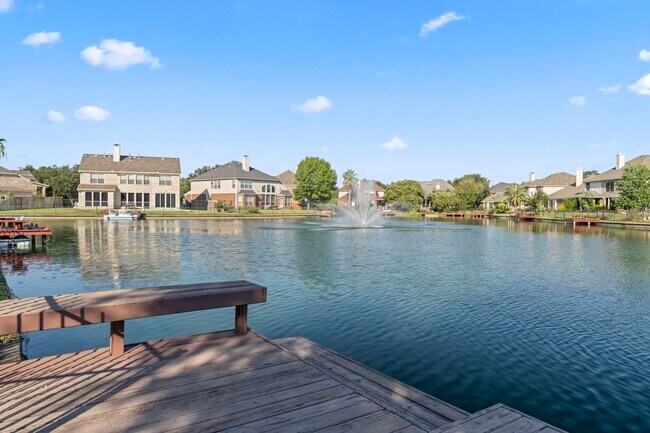 Building Photo - 10011 Lakeside Gables Dr