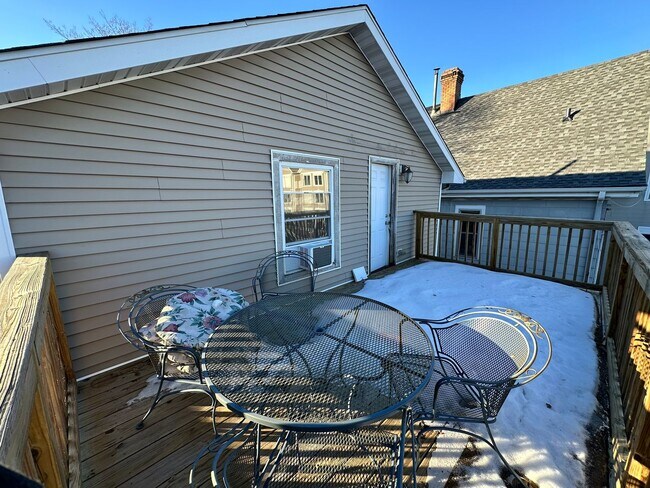 Building Photo - Updated 5-BR, 2-BA Apartment by the U of M Available!