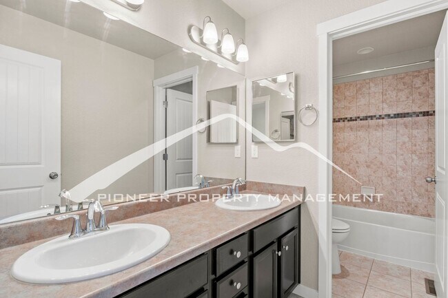 Building Photo - Beautiful 4-Bedroom Home with Mountain Vie...