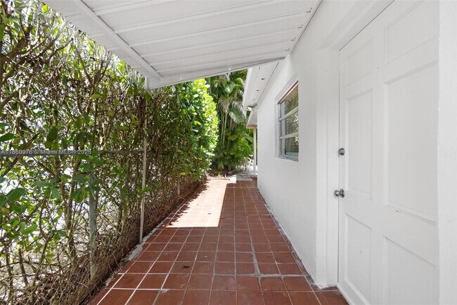 Building Photo - 1107 El Rado St