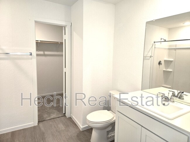 Building Photo - 968 Creek