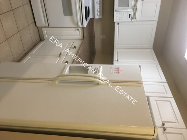 Building Photo - 976 Scenic Oak Ln