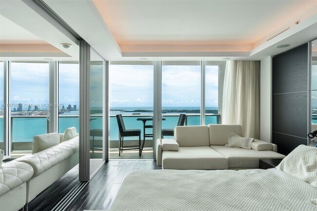 Building Photo - 1331 Brickell Bay Dr