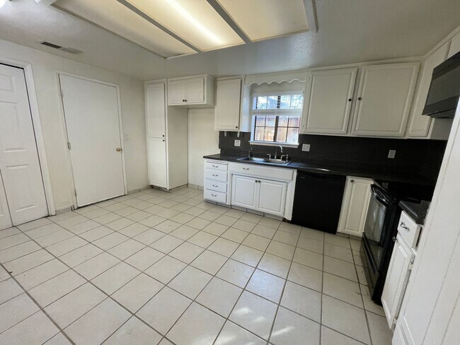 Building Photo - 581 Ledwith Ct