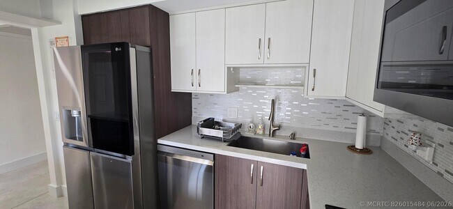 Building Photo - 3300 N Palm Aire Dr