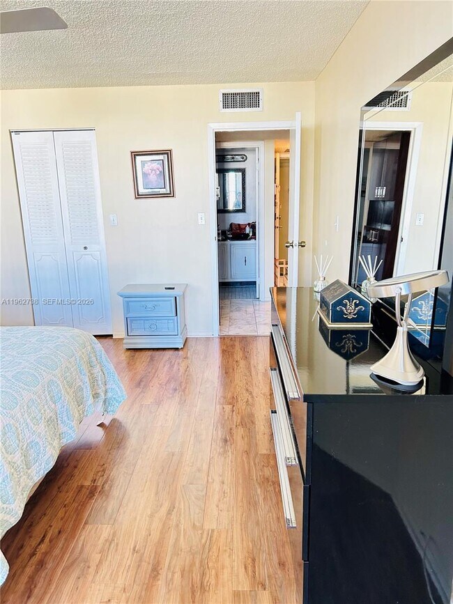 Building Photo - 800 Parkview Dr