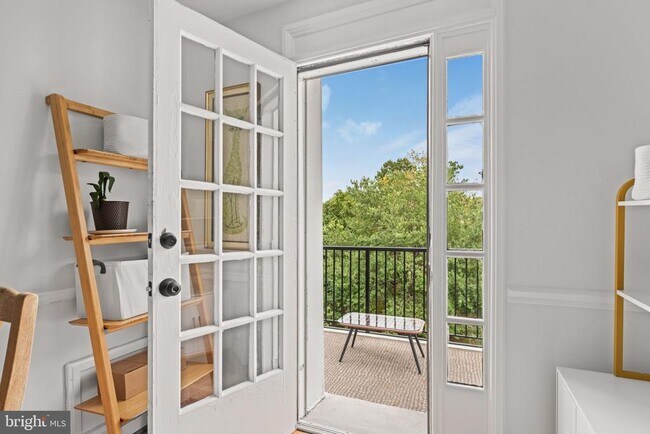 Building Photo - 3050 S Buchanan St