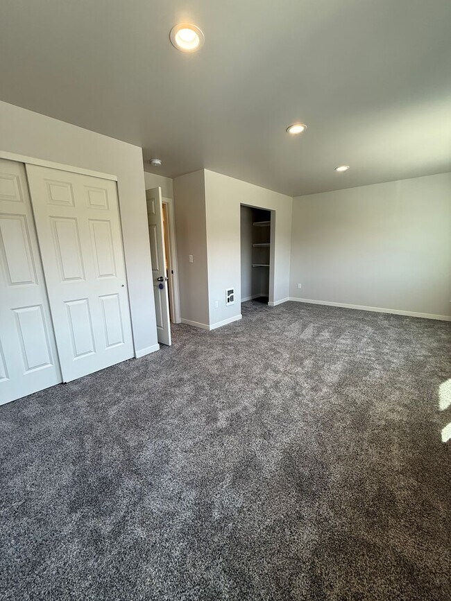 Building Photo - 5305 Smitten Street #2