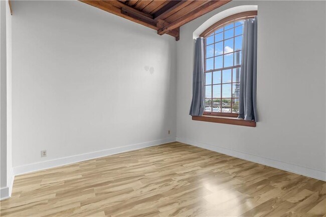 Building Photo - 555 S Water St