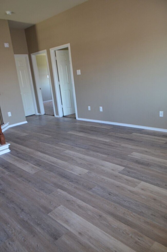 Building Photo - Over 3000 square feet with 3 car garage!