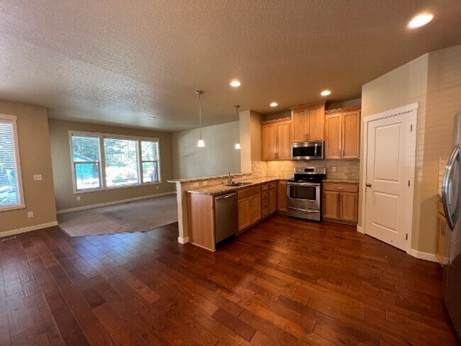Building Photo - Rent Reduction! End Unit - Hawks Prairie Townhome