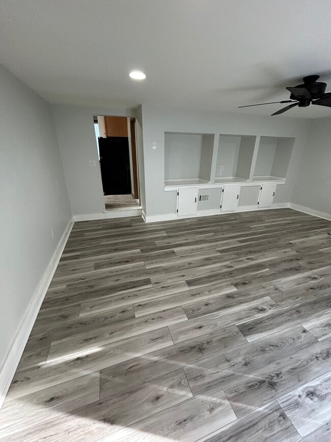 Building Photo - 1284 S Bay Rd