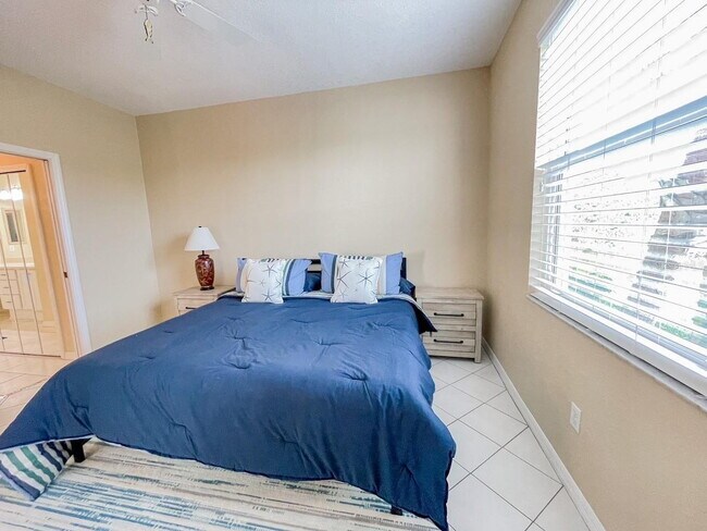 Building Photo - Beach and Downtown Venice! Furnished ground floor condo! Gorgous!