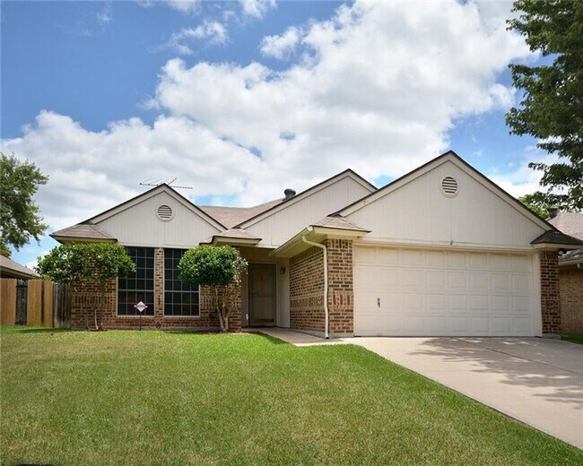 Primary Photo - Charming 3 Bed 2 Bath Home in West Fort Worth