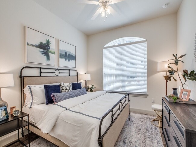 Building Photo - Live in Style! Beautiful 1/1 Apt in Greate...