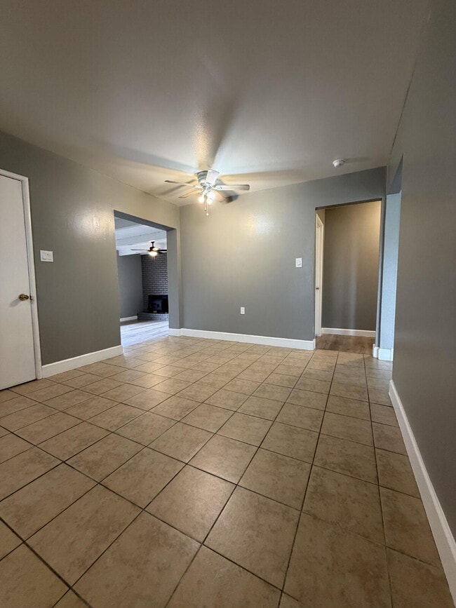 Building Photo - Charming 3-Bed, 2-Bath Gem with 1,372 Sq Ft of Comfort in Modesto!