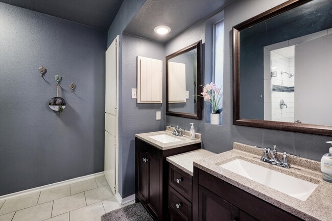 Building Photo - 2607 Lone Summit St