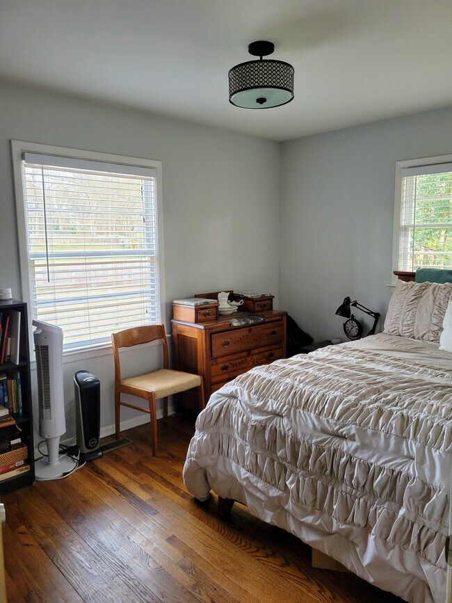 Building Photo - 1102 Greenbriar Cir