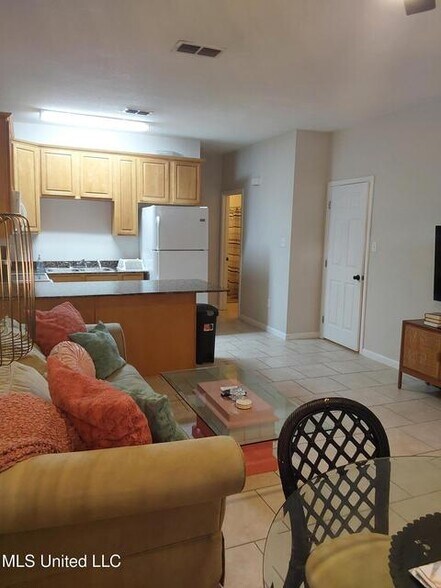 Building Photo - 1120 Century Oaks Dr